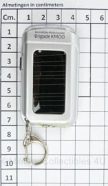 Marechaussee Kmar Brigade KMOO Sleutelhanger zaklamp met zonnecel - 9,5 x 4 cm -