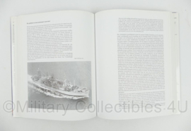 Operaties in de Oost - De Koninklijke Marine in de Indische archipel 1945-1951 - 23 x 2 x 29 cm