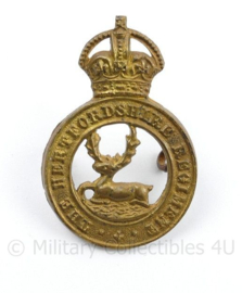 WO2 Britse Cap badge The Hertfordshire Regiment - Kings Crown - 4 x 3 cm - origineel