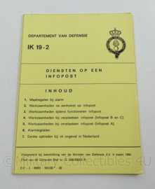 KL Landmacht Instructiekaart UK 19-2 Diensten op een infopost 1969 - afmeting 10,5 x 15 cm - origineel