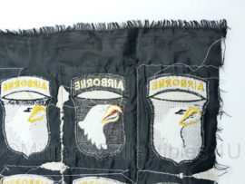 US Army 101st Airborne Division eagle patch doek met 25 patches! - decoratief -71x47 cm. - origineel