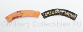 Britse leger Royal Fusiliers shoulder titles PAAR - 12 x 4 cm - origineel