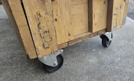 Tafel/ kist op wieltjes US Army Howitzer kist Ammunition for Cannon - 118 x 37 x 33 cm. -  origineel