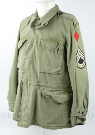 WO2 US M43 field jacket met rangen en 5th Infantry Div. patch - rang Technical Sergeant - maat 50/120 - replica
