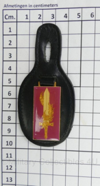 Defensie borsthanger - 10 x 4,5 cm - origineel