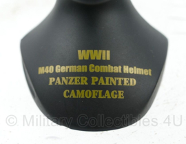 WO2 Duitse Panzer M40 helm M40 German Combat Helmet Panzer Painted Camouflage miniatuur helm op buste - 6 x 6,5 x 10 cm - replica