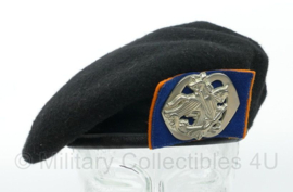 KL Zwarte kavelerie Baret met insigne Regiment Huzaren, Huzaren van Prins van Oranje. - maat 58, maker Preta uit 1986 - origineel