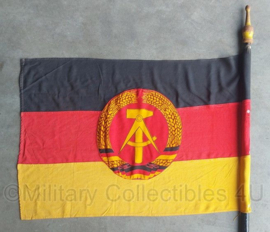 DDR vlag met stok - 70 x 50 cm - vlaggenstok 133 cm lang  - origineel