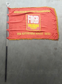 DDR  FDGB Freier Deutscher Gewerkschaftsbund grote parade vlag - 225 cm. lang ! - met luxe vlaggenstok demontabel - origineel