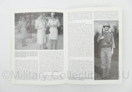 Boek The US Marine Corps since 1945 - Lee E. Russel - 24,5 x 18,5 x 0,5 cm