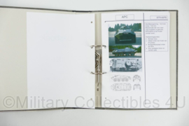KL Nederlandse leger handboek Lesboek KL versie april 2006 in ringmap militaire voertuigen - 28,5 x 5 x 32 cm - origineel