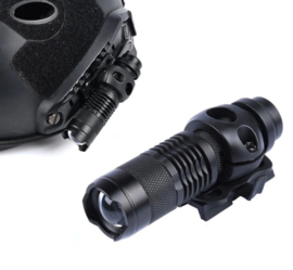 Tactical helmet flashlight voor in de rails van de MICH FAST helm