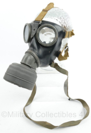 WO2 Duits gasmasker 1944 met filter  -  origineel