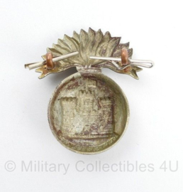 WO2 Britse Royal Inniskilling Fusiliers cap badge - 4 x 3 cm - origineel