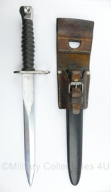 Zwitserse M1957 bayonet van de maker Wenger - met lederen draagstel 1939 - origineel