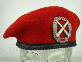 Originele rode baret met metalen insigne - Artillerie - maat 52 t/m 64 - origineel