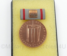 DDR NVA medaille Erbauer der Hauptstadt Berlin für Vorbildliche Leistungen beim Aufbau der Hauptstadt der DDR - origineel