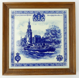 KMAR Gemeentepolitie Brigade Amsterdam Bijstand ingelijst Delft's blauw tegeltje - 23½ x 23½ x 2 cm - origineel