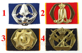 KL Nederlandse leger baret insignes - Kon. Marechaussee, Militaire Academie, van Heutsz of Juridische Dienst - origineel