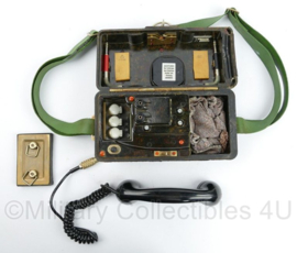 DDR NVA veldtelefoon met bakelieten kist en draagriem - 26,5 x 13 x 12 cm - origineel