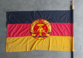 DDR vlag met stok - 88 x 56 cm -  vlaggenstok 110 cm lang - origineel