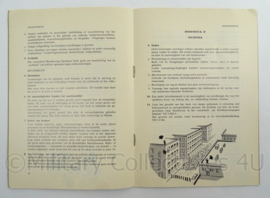 Nederlandse leger voorschrift Handhaven Openbare Orde VA 2-1581 uit 1965 - afmeting 15 x 22 cm - origineel