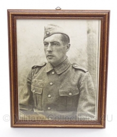Foto in originele lijst WO2 soldaat  met M40 uniform en schuitje 34 x 28,5  cm - origineel 1942