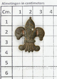 Britse WO2 cap badge Fleur de Lis Manchester Regiment - 3,5 x 3 cm - origineel