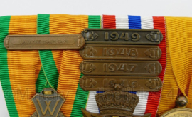 Medaille balk met Medaille voor Krijgsverrichtingen, Ereteken voor orde en Vrede met gesp en trouwe dienst medaille - 10,5 x 8 cm - origineel