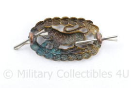 WO2 Britse cap badge Leicestershire Regiment  - 2,5 x 3,5 cm - origineel