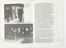 Boek De Zwarte Kameraden. Een geïllustreerde geschiedenis van de NSB - 23 x 17 x 2 cm