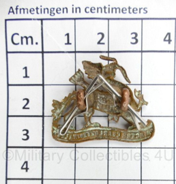 WO2 Britse cap badge Princess Charlotte of Wales Regiment - 3 x 3,5 cm -  origineel