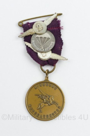 Airborne Wandeltocht Oosterbeek medaille 1 tm 4 keer - 7 x 3 cm - origineel