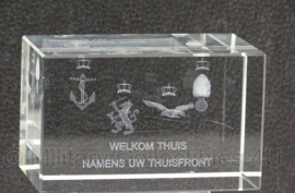 Glasblok met gravure 'Welkom thuis namens uw thuisfront' - 5 x 5 x 8 cm - origineel