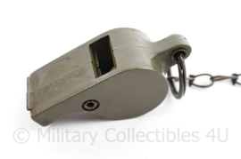 Defensie en US Army kunststof fluit met stalen ketting - 7 x 3 cm - origineel