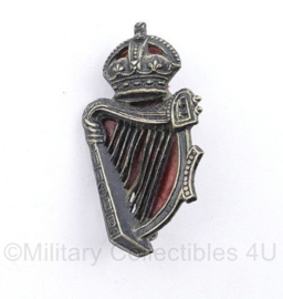 WO2  Britse cap badge 9 Royal Irish Constabulary - Kings Crown - 4 x 2 cm - origineel