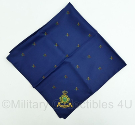 Marine sjaal - donkerblauw met zwaardiconen - "Conjunctis viribus subnixi" - 75 x 75 cm - gedragen - origineel