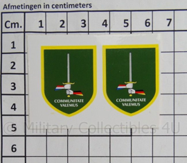 Nederlands Duitse Korps sticker paar - Communitate Valumus - afmeting 3 x 3,5 cm - origineel