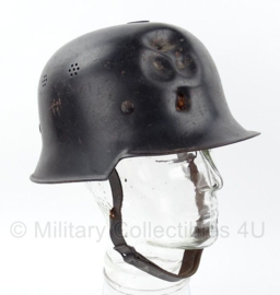 Duitse feuerwehr helm met inslagen  -  THALE STAHL met unieke stempel - maat 60  -  origineel