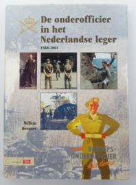 Boek De Onderofficier in het Nederlandse leger 1568-2001 - Willem Bevaart - afmeting 24,5 x 18 cm - origineel