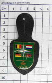 Defensie MND Headquarters Multinational Division borsthanger - 9 x 4,5 cm - origineel
