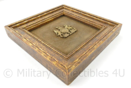 WO2 Lijstje met Brits wapen - 14 x 14 x 2 cm - origineel