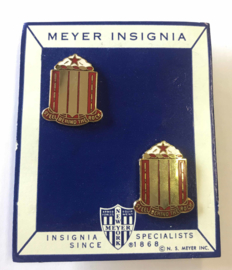 US 38th Field Artillery Regiment "Feld Behind The Rock" unit crest Paar metaal - maker MEYER - origineel