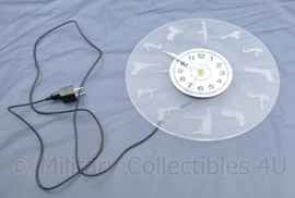 Nieuw gemaakte klok met wapens -  Geeft licht - diameter 29,5 cm - origineel