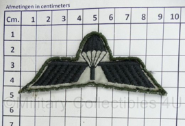 KL Nederlandse leger parawing brevet B op groene achtergrond - 9,5 x 4 cm - origineel