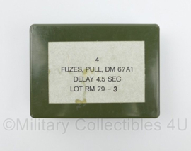 Kunststof doosje Fuzes Pull DM 67A1 Delay 4,5 sec 1979 - 11 x 7,5 x 2,5 cm - gebruikt - origineel