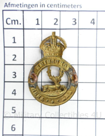 WO2 Britse Cap badge The Hertfordshire Regiment - Kings Crown - 4 x 3 cm - origineel