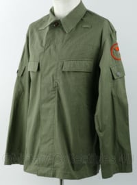 DDR Kampfgruppe uniform jasje met insigne - maat m 48 - nieuw - replica