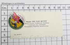 Visitekaartje van de Vietnamese Embassy Defence attache met speld - origineel