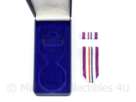 Defensie medaille doos met lint en baton voor Multinationale Vredesmissies herinneringsmedaille - 9 x 3,5 cm & 3 x 1,5 cm - origineel